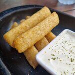 YUCA FRITA CON SUERO